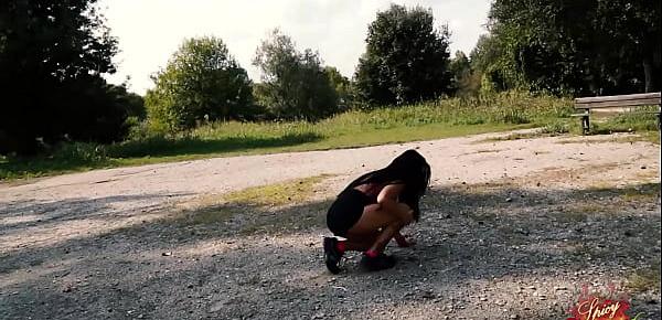  Giovane Tettona soccorsa al parco mentre corre poi scopata privatamente (Trailer con Bianka Blue e Gothic)